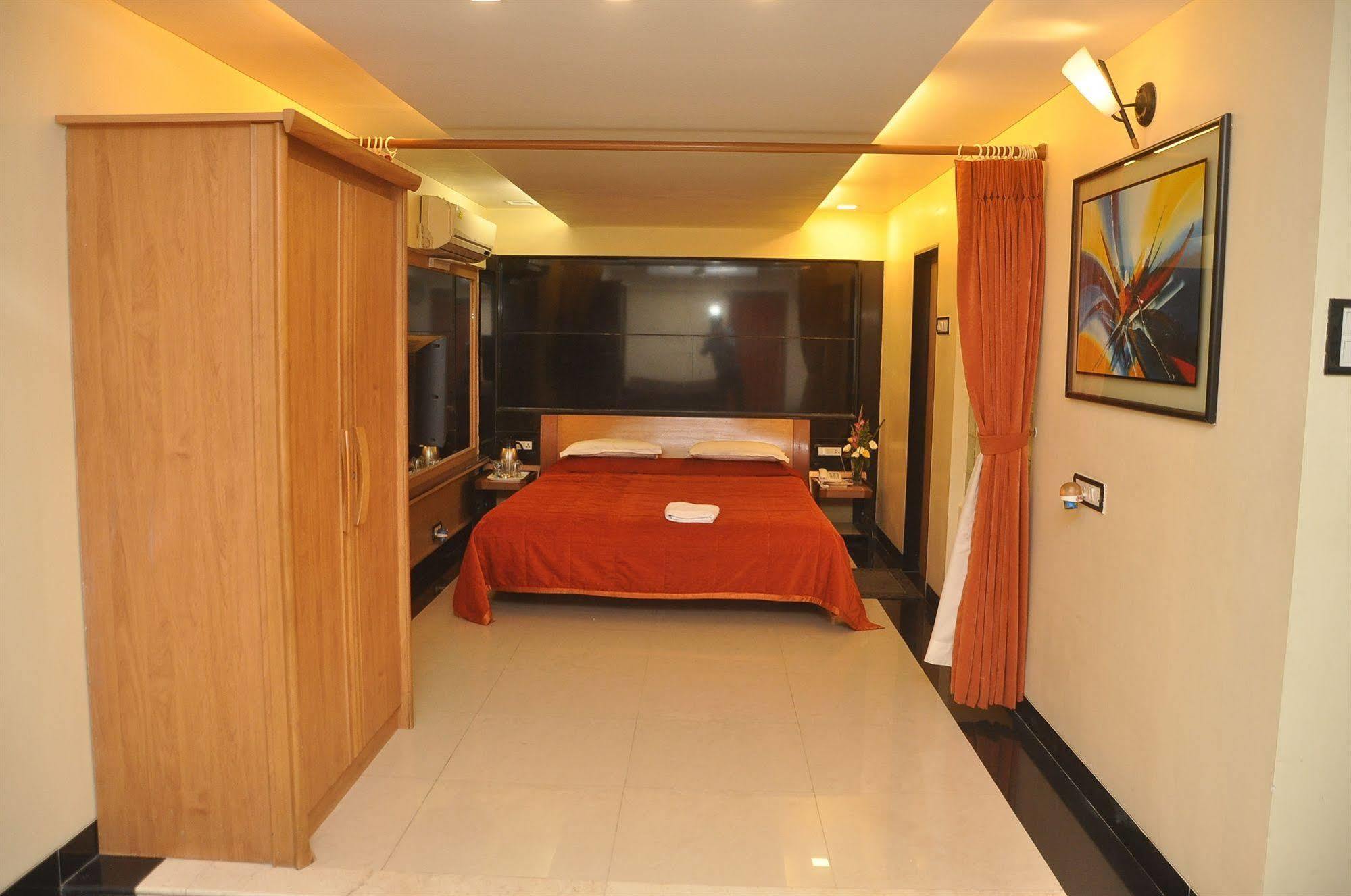 Hotel Metro Palace Bandra